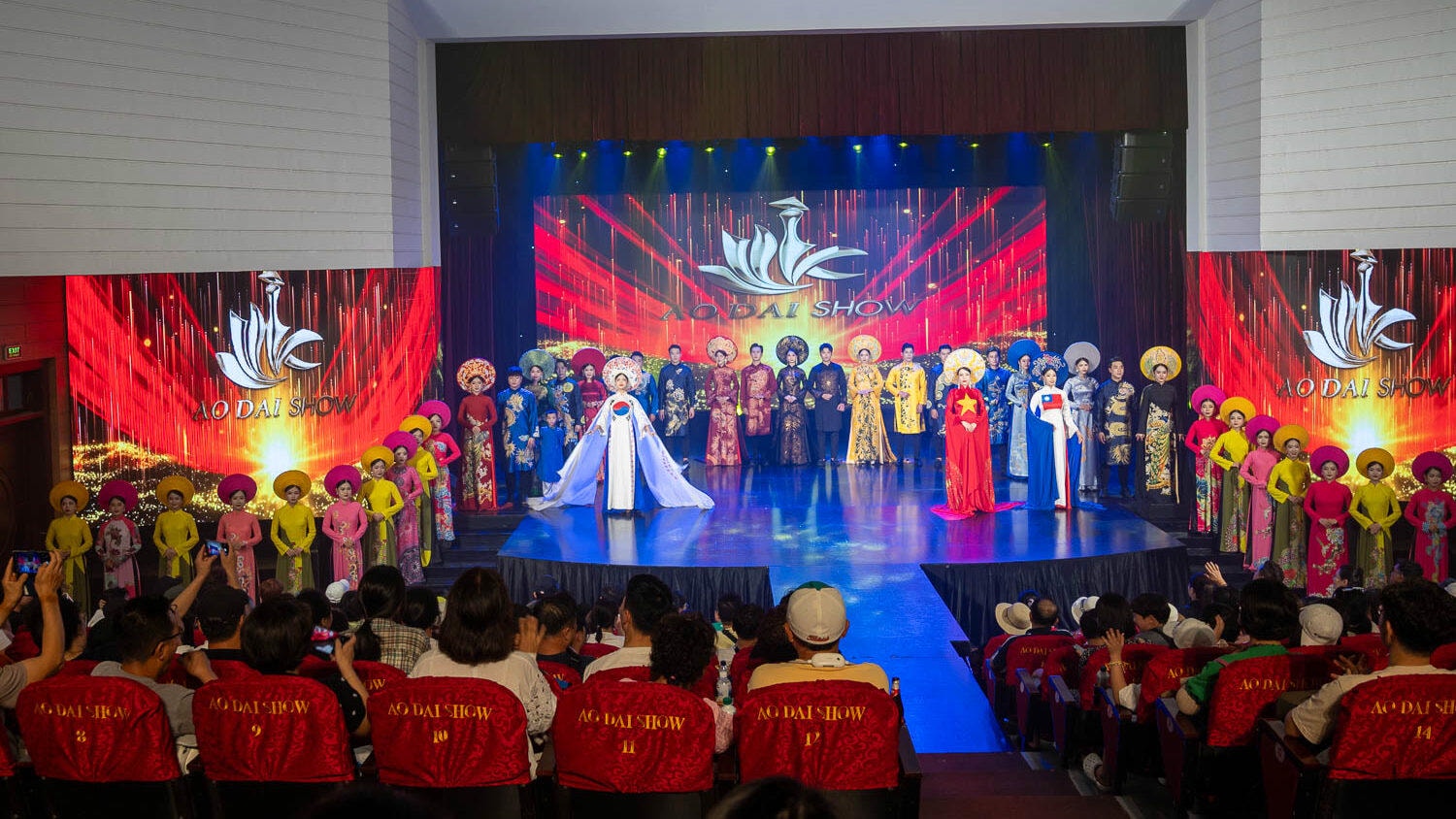 穿越千年時光的優雅風華:奧戴秀 Ao Dai Show 燈光下綻放越南最溫柔的靈魂 - 第12張圖 穿越千年時光的優雅風華:奧戴秀 Ao Dai Show 燈光下綻放越南最溫柔的靈魂