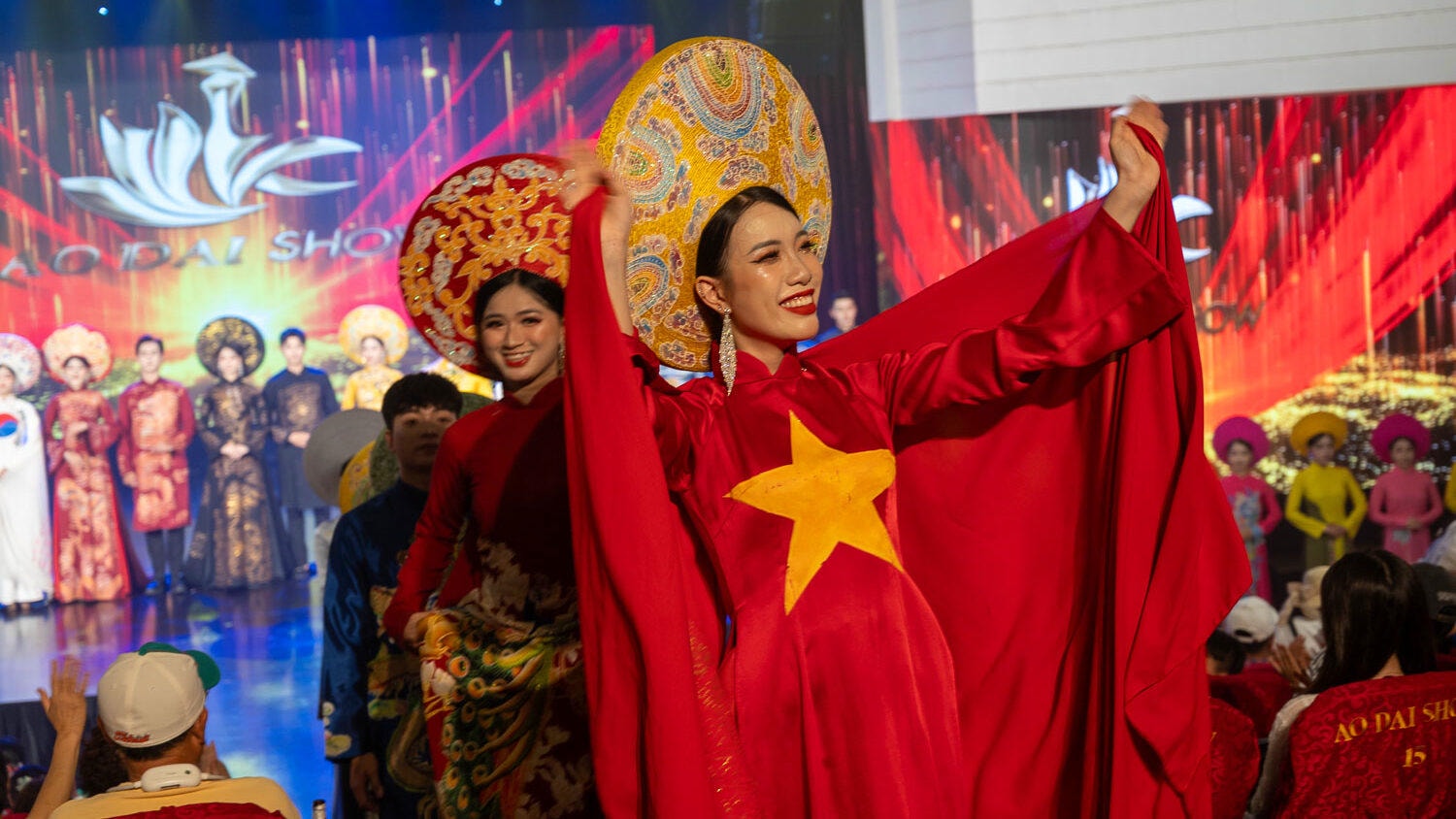 穿越千年時光的優雅風華:奧戴秀 Ao Dai Show 燈光下綻放越南最溫柔的靈魂 - 第1張圖 穿越千年時光的優雅風華:奧戴秀 Ao Dai Show 燈光下綻放越南最溫柔的靈魂
