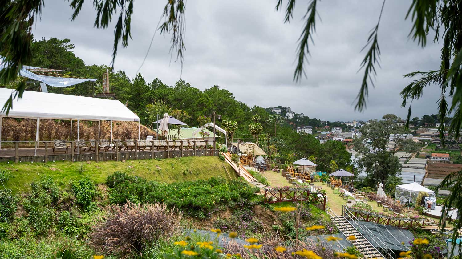 大叻景點 Làng Vũ Thị 咖啡廳首選：初遇傳說中的山谷燈海！從清新山景到璀璨燈火的二種風情