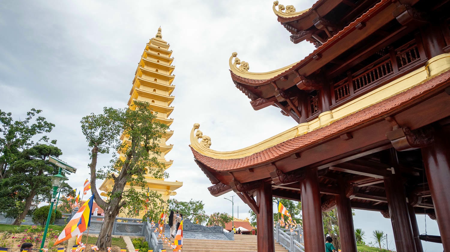 遠離喧囂的芽莊新秘境|俯瞰絕美海灣 Trúc Lâm Phụng Thuỳ Sơn 13層金塔朝聖指南 - 第10張圖 遠離喧囂的芽莊新秘境|俯瞰絕美海灣 Trúc Lâm Phụng Thuỳ Sơn 13層金塔朝聖指南