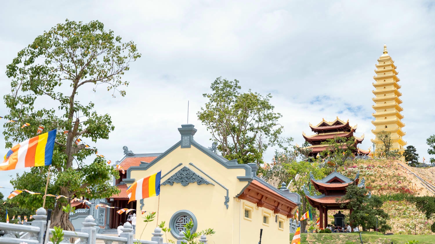 遠離喧囂的芽莊新秘境|俯瞰絕美海灣 Trúc Lâm Phụng Thuỳ Sơn 13層金塔朝聖指南 - 第1張圖 遠離喧囂的芽莊新秘境|俯瞰絕美海灣 Trúc Lâm Phụng Thuỳ Sơn 13層金塔朝聖指南