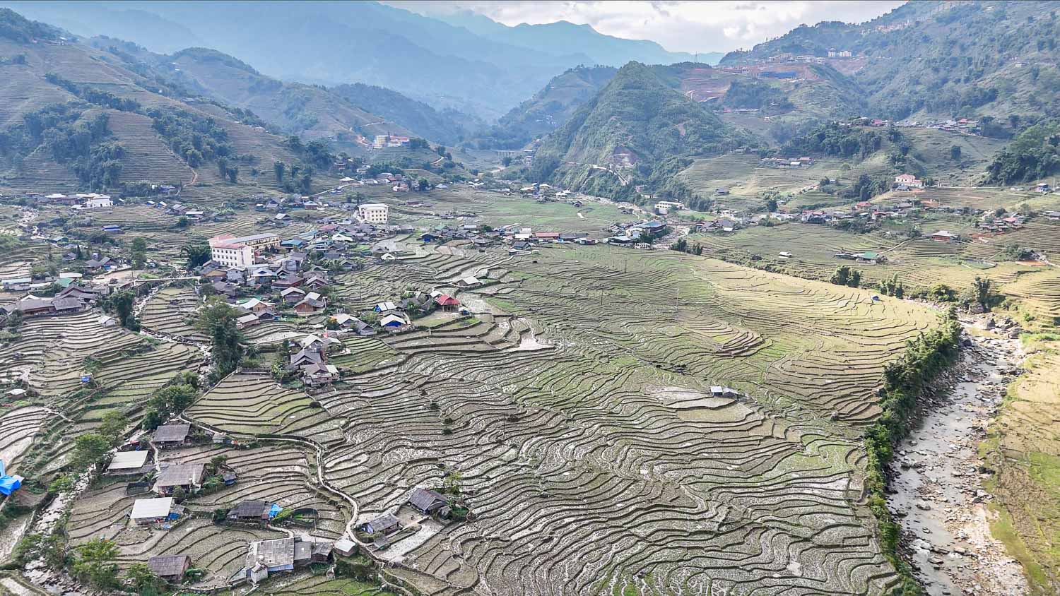 居高臨下的沙壩秘境:雲端視角下的山谷美景與靜謐梯田,從 Sa Pa Sha 開始的轉念之旅 - 第8張圖 居高臨下的沙壩秘境:雲端視角下的山谷美景與靜謐梯田,從 Sa Pa Sha 開始的轉念之旅