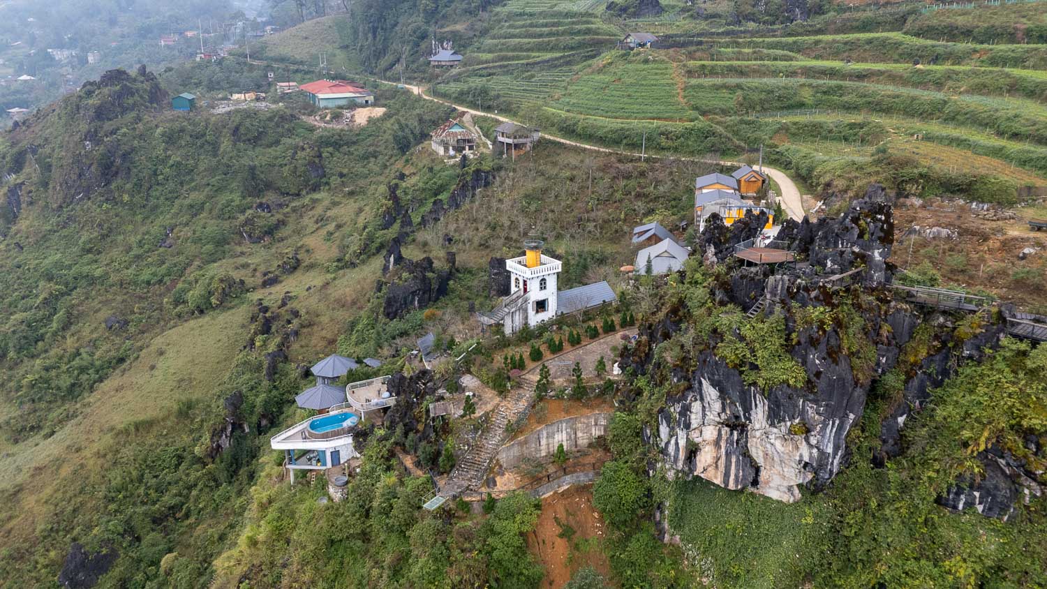 居高臨下的沙壩秘境:雲端視角下的山谷美景與靜謐梯田,從 Sa Pa Sha 開始的轉念之旅 - 第6張圖 居高臨下的沙壩秘境:雲端視角下的山谷美景與靜謐梯田,從 Sa Pa Sha 開始的轉念之旅