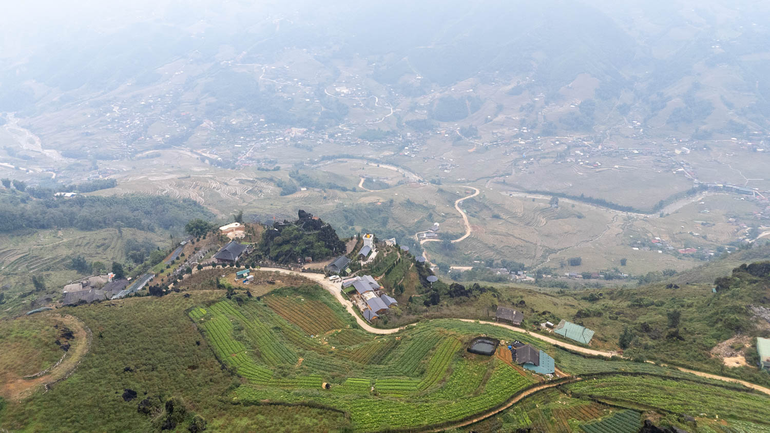 居高臨下的沙壩秘境:雲端視角下的山谷美景與靜謐梯田,從 Sa Pa Sha 開始的轉念之旅 - 第3張圖 居高臨下的沙壩秘境:雲端視角下的山谷美景與靜謐梯田,從 Sa Pa Sha 開始的轉念之旅
