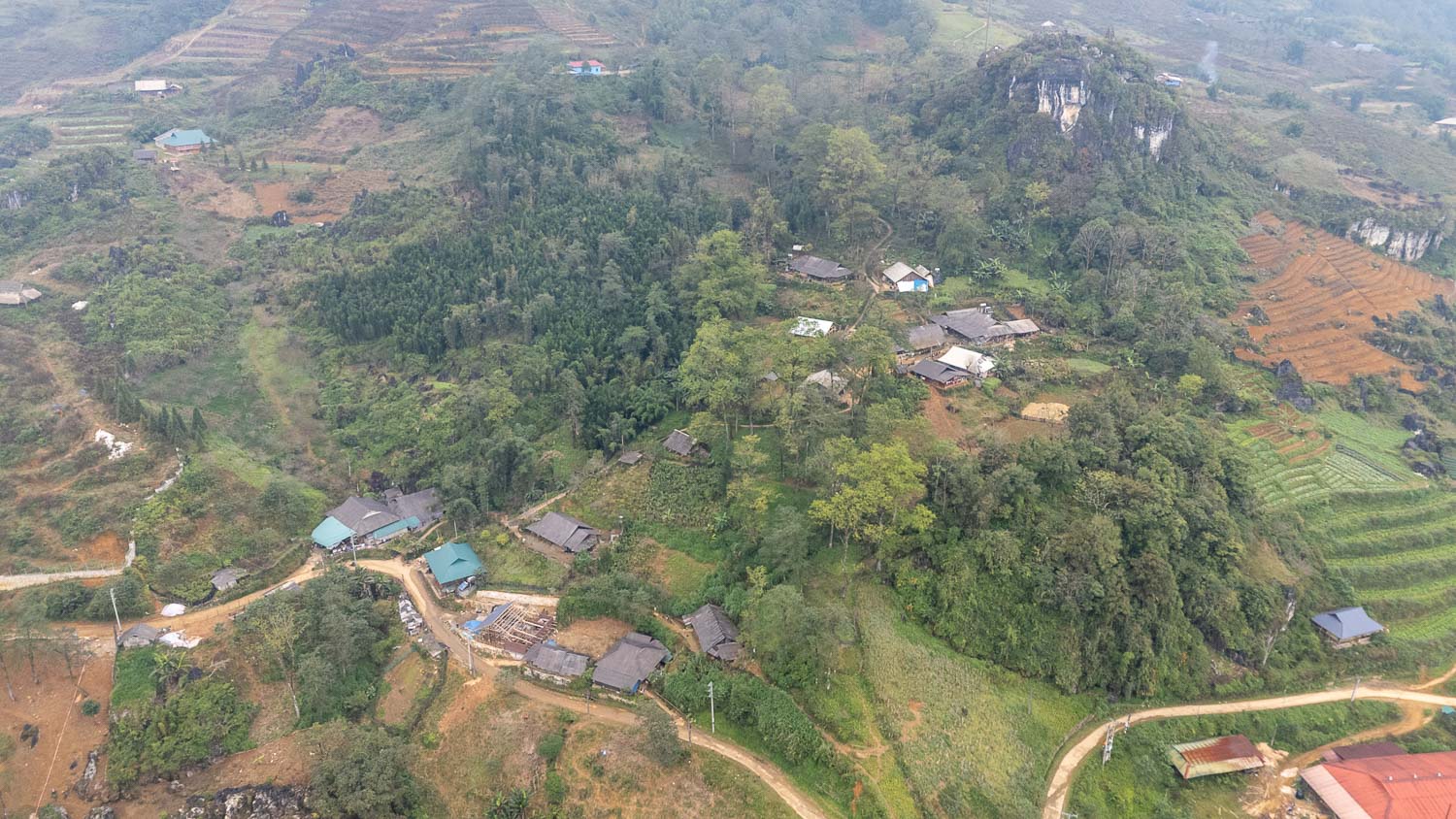 居高臨下的沙壩秘境:雲端視角下的山谷美景與靜謐梯田,從 Sa Pa Sha 開始的轉念之旅 - 第2張圖 居高臨下的沙壩秘境:雲端視角下的山谷美景與靜謐梯田,從 Sa Pa Sha 開始的轉念之旅