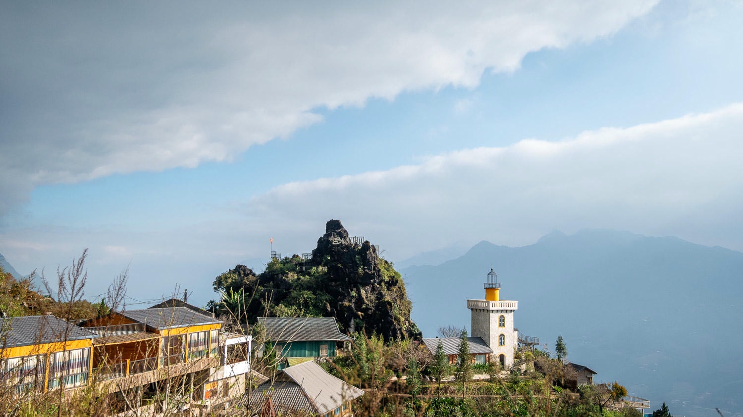 居高臨下的沙壩秘境:雲端視角下的山谷美景與靜謐梯田,從 Sa Pa Sha 開始的轉念之旅 - 第1張圖 居高臨下的沙壩秘境:雲端視角下的山谷美景與靜謐梯田,從 Sa Pa Sha 開始的轉念之旅