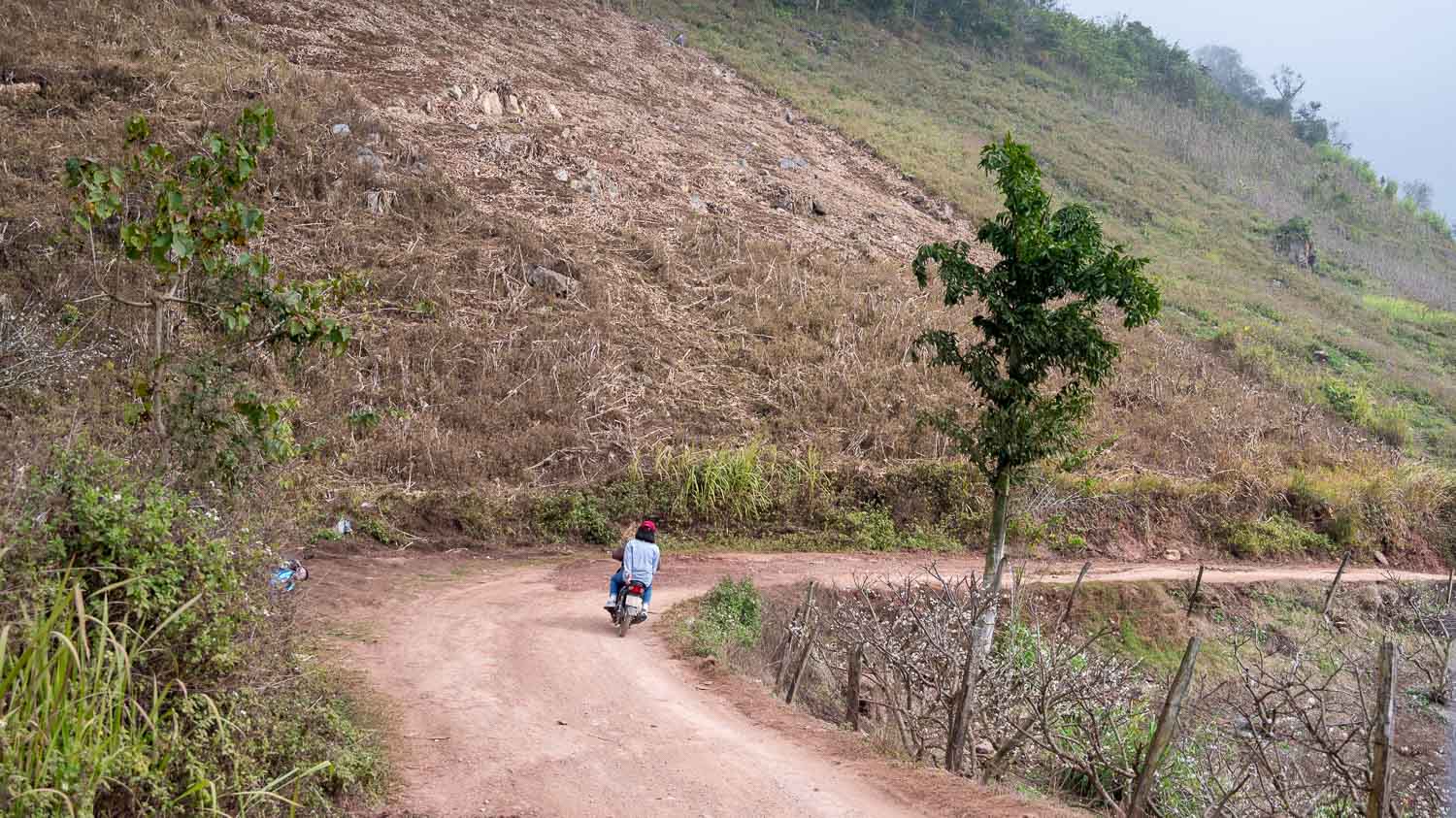 Hang Táu,走進被時光遺忘的山谷:一趟沒有電力與網路的越南秘境之旅 - 第2張圖 Hang Táu,走進被時光遺忘的山谷:一趟沒有電力與網路的越南秘境之旅