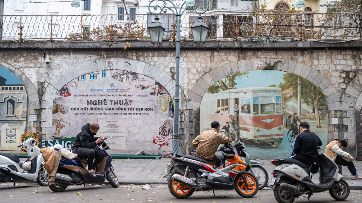 河內最美窗景:坐在Hoa Xa Cafe,窗外就是百年龍邊橋與火車,還能串連龍邊橋、陶瓷牆與壁畫街 - 第10張圖 河內最美窗景:坐在Hoa Xa Cafe,窗外就是百年龍邊橋與火車,還能串連龍邊橋、陶瓷牆與壁畫街
