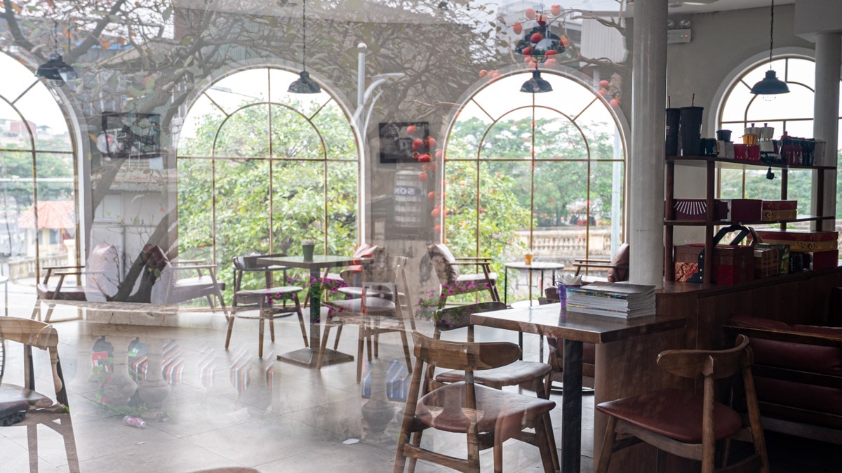 河內最美窗景:坐在Hoa Xa Cafe,窗外就是百年龍邊橋與火車,還能串連龍邊橋、陶瓷牆與壁畫街 - 第4張圖 河內最美窗景:坐在Hoa Xa Cafe,窗外就是百年龍邊橋與火車,還能串連龍邊橋、陶瓷牆與壁畫街