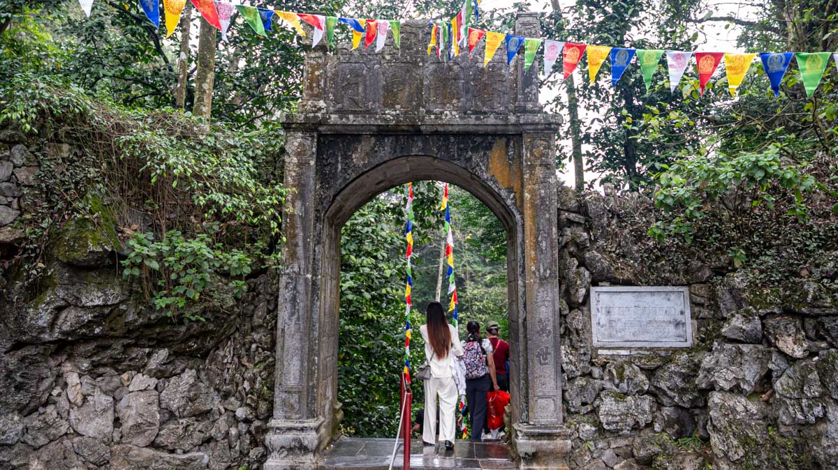 一趟山水與信仰交織的旅程|從燕溪到山巒探訪「南天第一洞」香水寺,感受山霧繚繞中的古剎傳說 - 第14張圖 一趟山水與信仰交織的旅程|從燕溪到山巒探訪「南天第一洞」香水寺,感受山霧繚繞中的古剎傳說