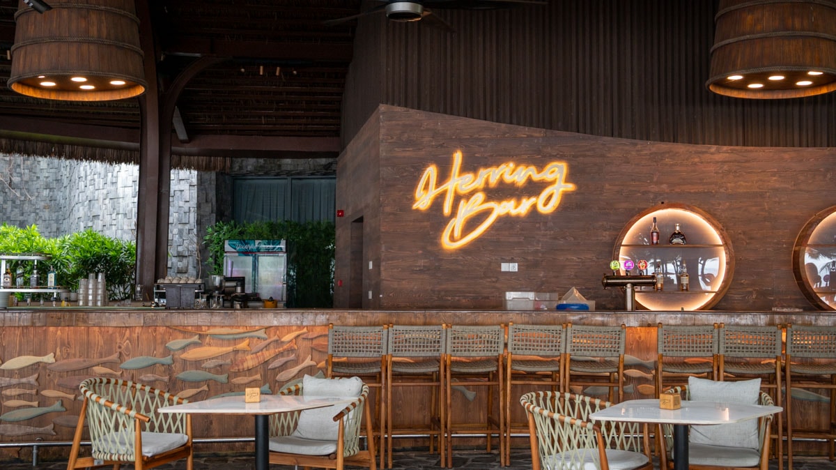 富國島最 CHILL 微醺時光：驚見「魚露木桶」變身的 Herring Bar，在海風中與島嶼故事乾杯