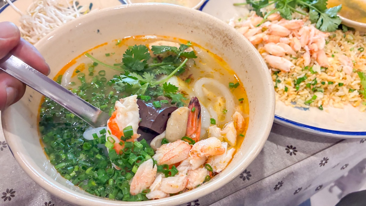 西貢自由行推薦!Bánh Canh Ghẹ Hẻm Mát:在地人私藏的平價蟹肉米苔目,真材實料且簡單卻深刻的幸福味道 - 第5張圖 西貢自由行推薦!Bánh Canh Ghẹ Hẻm Mát:在地人私藏的平價蟹肉米苔目,真材實料且簡單卻深刻的幸福味道