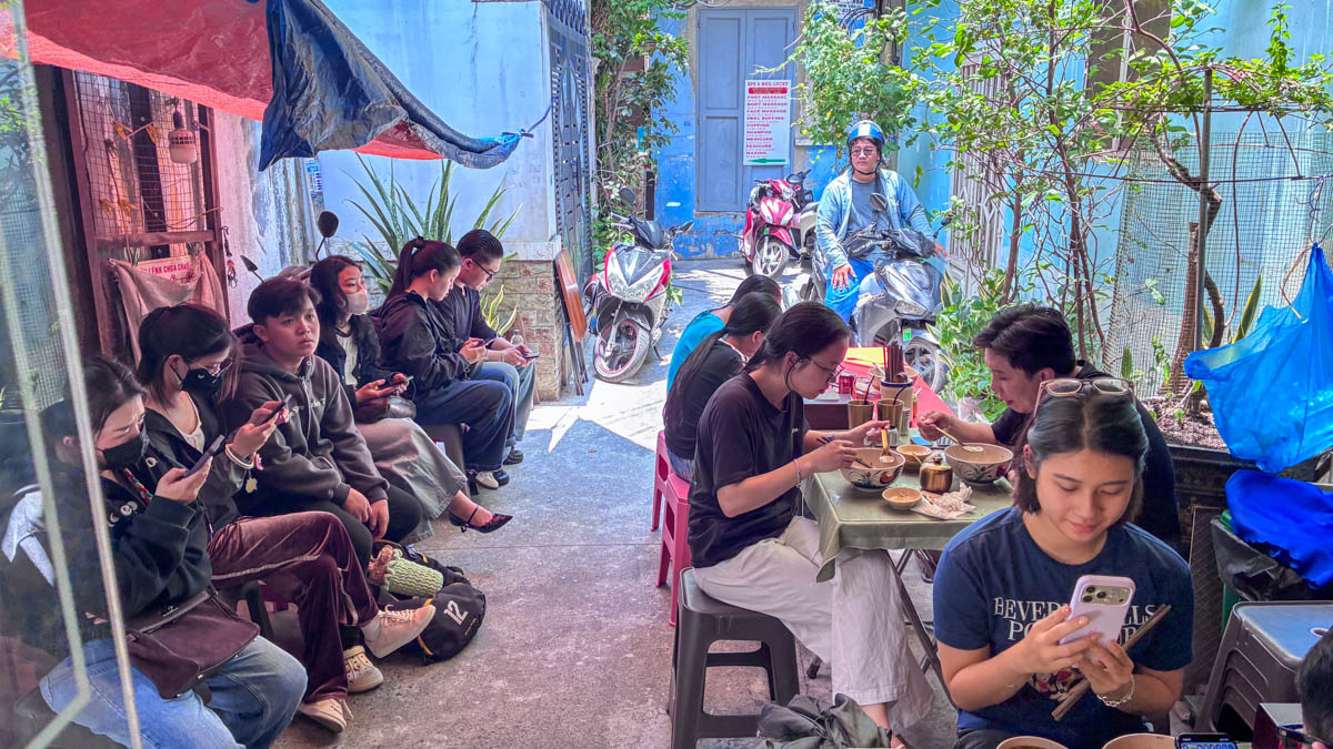 西貢自由行推薦!Bánh Canh Ghẹ Hẻm Mát:在地人私藏的平價蟹肉米苔目,真材實料且簡單卻深刻的幸福味道 - 第3張圖 西貢自由行推薦!Bánh Canh Ghẹ Hẻm Mát:在地人私藏的平價蟹肉米苔目,真材實料且簡單卻深刻的幸福味道