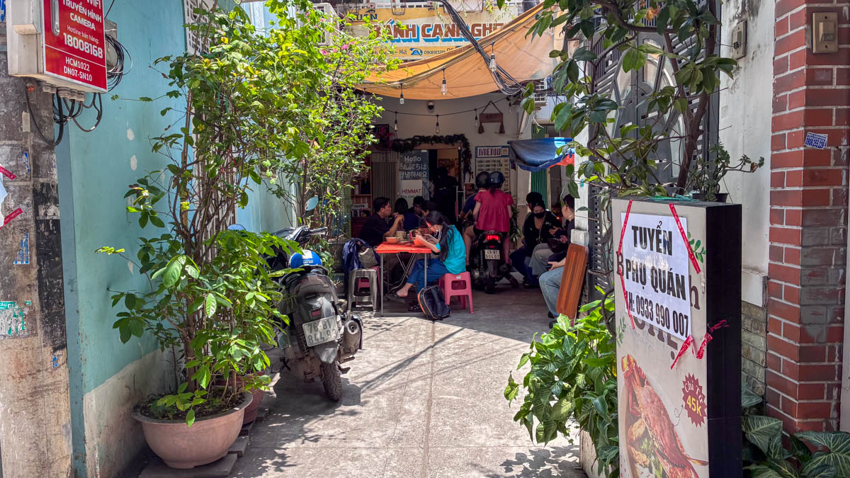 西貢自由行推薦!Bánh Canh Ghẹ Hẻm Mát:在地人私藏的平價蟹肉米苔目,真材實料且簡單卻深刻的幸福味道 - 第4張圖 西貢自由行推薦!Bánh Canh Ghẹ Hẻm Mát:在地人私藏的平價蟹肉米苔目,真材實料且簡單卻深刻的幸福味道