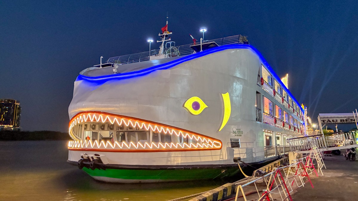 胡志明夜遊西貢河結合味蕾與視覺的浪漫饗宴:Ben Nghe Cruise 體驗,品味西貢風情與城市夜景 - 第6張圖 胡志明夜遊西貢河結合味蕾與視覺的浪漫饗宴:Ben Nghe Cruise 體驗,品味西貢風情與城市夜景