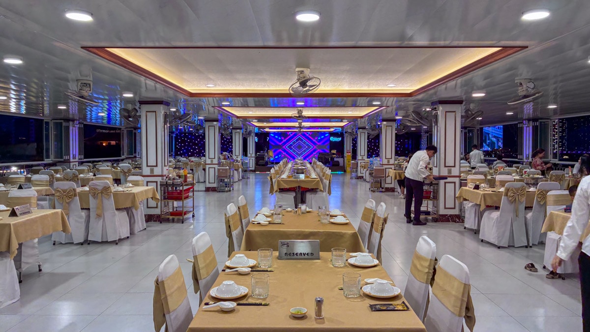 胡志明夜遊西貢河結合味蕾與視覺的浪漫饗宴:Ben Nghe Cruise 體驗,品味西貢風情與城市夜景 - 第4張圖 胡志明夜遊西貢河結合味蕾與視覺的浪漫饗宴:Ben Nghe Cruise 體驗,品味西貢風情與城市夜景