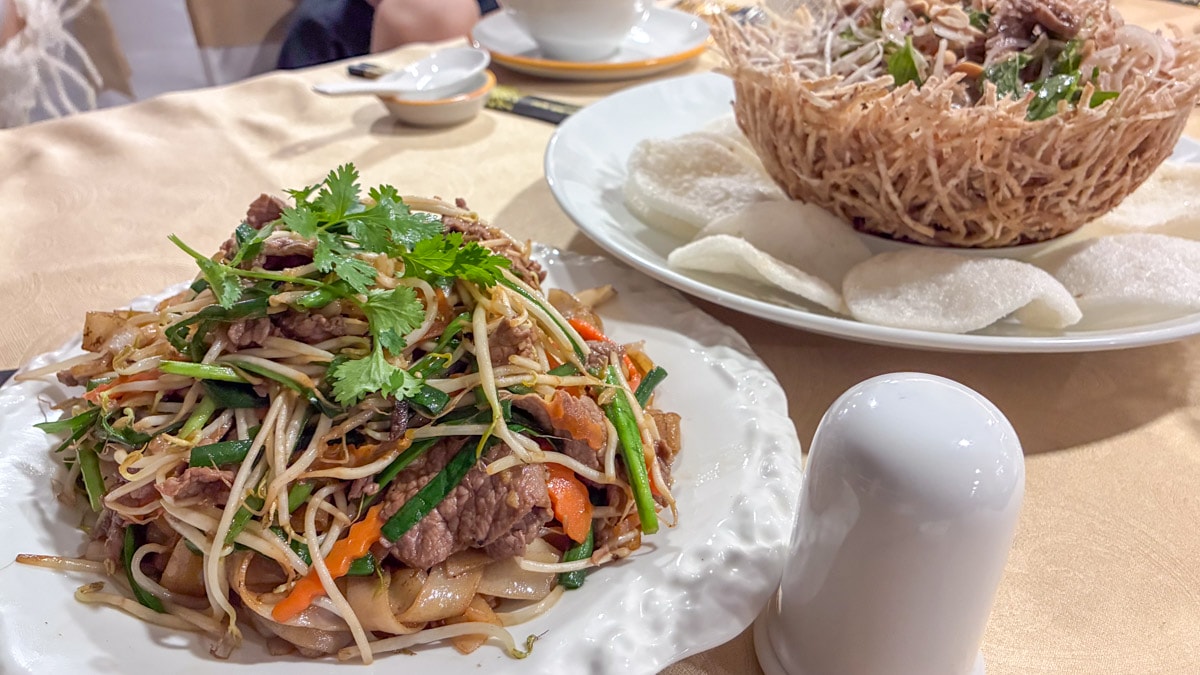 胡志明夜遊西貢河結合味蕾與視覺的浪漫饗宴:Ben Nghe Cruise 體驗,品味西貢風情與城市夜景 - 第8張圖 胡志明夜遊西貢河結合味蕾與視覺的浪漫饗宴:Ben Nghe Cruise 體驗,品味西貢風情與城市夜景