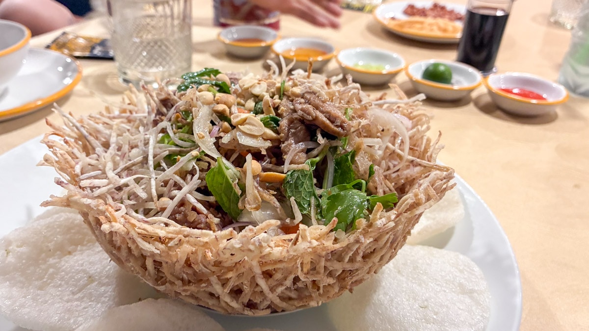 胡志明夜遊西貢河結合味蕾與視覺的浪漫饗宴:Ben Nghe Cruise 體驗,品味西貢風情與城市夜景 - 第9張圖 胡志明夜遊西貢河結合味蕾與視覺的浪漫饗宴:Ben Nghe Cruise 體驗,品味西貢風情與城市夜景