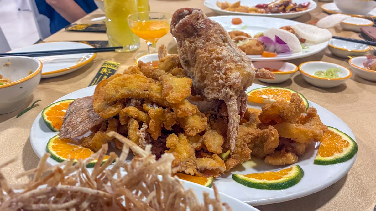 胡志明夜遊西貢河結合味蕾與視覺的浪漫饗宴:Ben Nghe Cruise 體驗,品味西貢風情與城市夜景 - 第7張圖 胡志明夜遊西貢河結合味蕾與視覺的浪漫饗宴:Ben Nghe Cruise 體驗,品味西貢風情與城市夜景