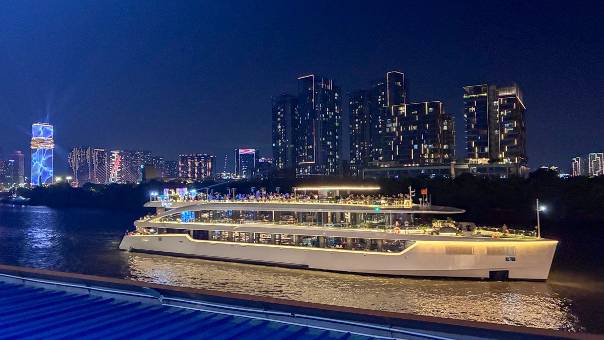 胡志明夜遊西貢河結合味蕾與視覺的浪漫饗宴:Ben Nghe Cruise 體驗,品味西貢風情與城市夜景 - 第5張圖 胡志明夜遊西貢河結合味蕾與視覺的浪漫饗宴:Ben Nghe Cruise 體驗,品味西貢風情與城市夜景