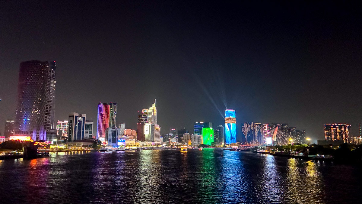 胡志明夜遊西貢河結合味蕾與視覺的浪漫饗宴:Ben Nghe Cruise 體驗,品味西貢風情與城市夜景 - 第10張圖 胡志明夜遊西貢河結合味蕾與視覺的浪漫饗宴:Ben Nghe Cruise 體驗,品味西貢風情與城市夜景