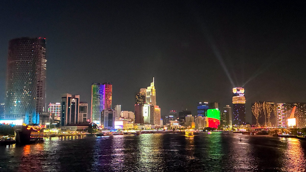 胡志明夜遊西貢河結合味蕾與視覺的浪漫饗宴:Ben Nghe Cruise 體驗,品味西貢風情與城市夜景 - 第11張圖 胡志明夜遊西貢河結合味蕾與視覺的浪漫饗宴:Ben Nghe Cruise 體驗,品味西貢風情與城市夜景