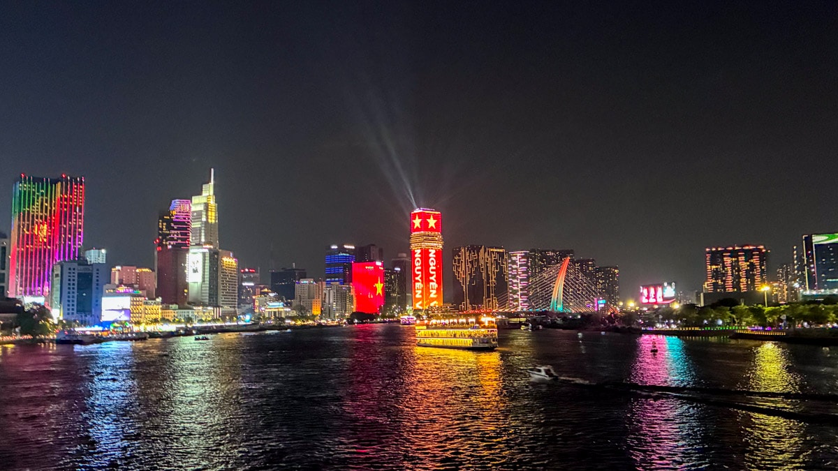 胡志明夜遊西貢河結合味蕾與視覺的浪漫饗宴:Ben Nghe Cruise 體驗,品味西貢風情與城市夜景 - 第3張圖 胡志明夜遊西貢河結合味蕾與視覺的浪漫饗宴:Ben Nghe Cruise 體驗,品味西貢風情與城市夜景
