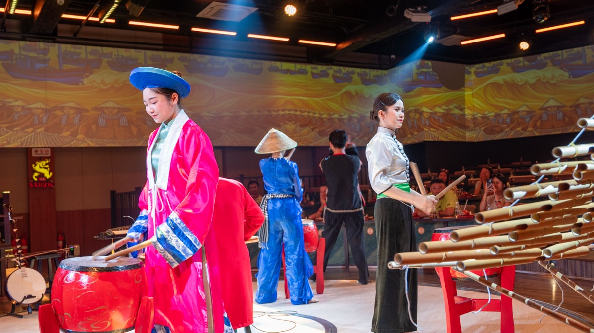 走進獨立宮的時光隧道!胡志明市全新沉浸式體驗:VietCharm Show 9 場藝術表演及 8 道精緻料理 - 第7張圖 走進獨立宮的時光隧道!胡志明市全新沉浸式體驗:VietCharm Show 9 場藝術表演及 8 道精緻料理
