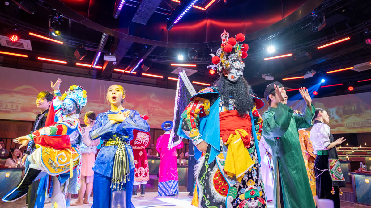 走進獨立宮的時光隧道!胡志明市全新沉浸式體驗:VietCharm Show 9 場藝術表演及 8 道精緻料理 - 第1張圖 走進獨立宮的時光隧道!胡志明市全新沉浸式體驗:VietCharm Show 9 場藝術表演及 8 道精緻料理
