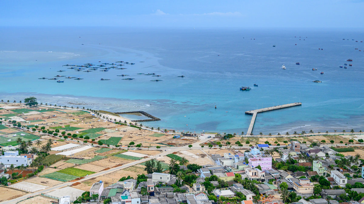 越南中部秘境:李山島(Lý Sơn)深度旅遊攻略!火山岩壁下的隱世之島,突上演海島大逃亡劇情 - 第1張圖 越南中部秘境:李山島(Lý Sơn)深度旅遊攻略!火山岩壁下的隱世之島,突上演海島大逃亡劇情