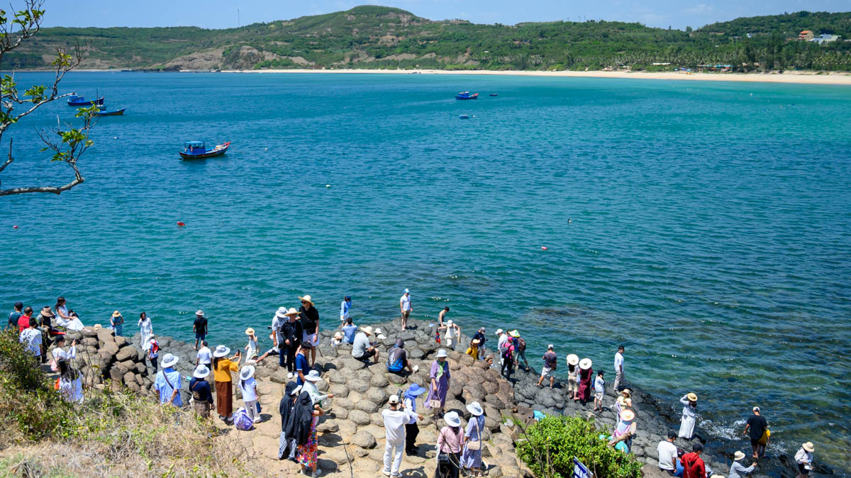 熔岩凝結的海岸傳奇：走進越南富安 Gành Đá Đĩa 千萬年石陣秘境，聆聽巨浪與玄武岩的世紀交響