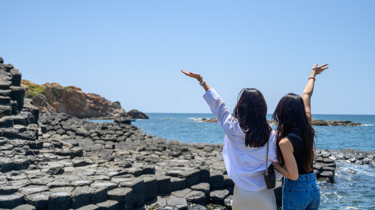 熔岩凝結的海岸傳奇：走進越南富安 Gành Đá Đĩa 千萬年石陣秘境，聆聽巨浪與玄武岩的世紀交響