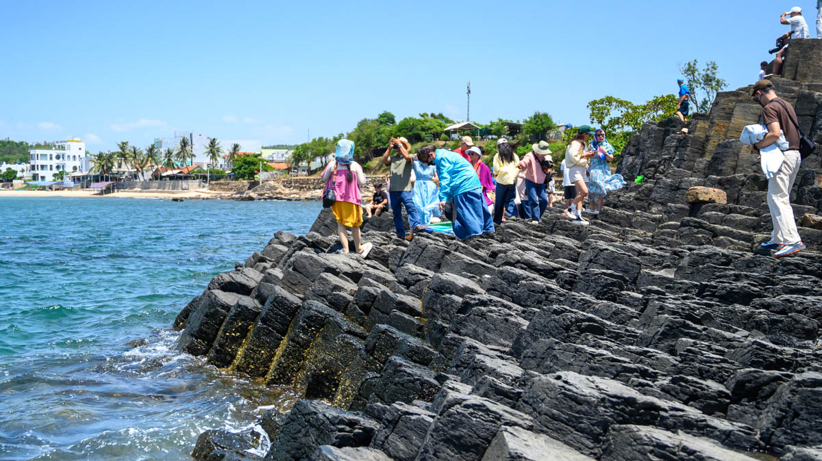 熔岩凝結的海岸傳奇：走進越南富安 Gành Đá Đĩa 千萬年石陣秘境，聆聽巨浪與玄武岩的世紀交響