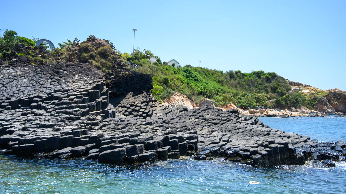 熔岩凝結的海岸傳奇：走進越南富安 Gành Đá Đĩa 千萬年石陣秘境，聆聽巨浪與玄武岩的世紀交響