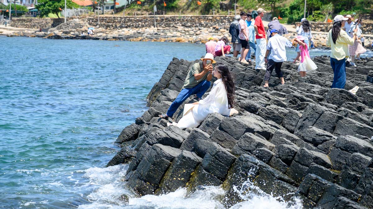 熔岩凝結的海岸傳奇：走進越南富安 Gành Đá Đĩa 千萬年石陣秘境，聆聽巨浪與玄武岩的世紀交響