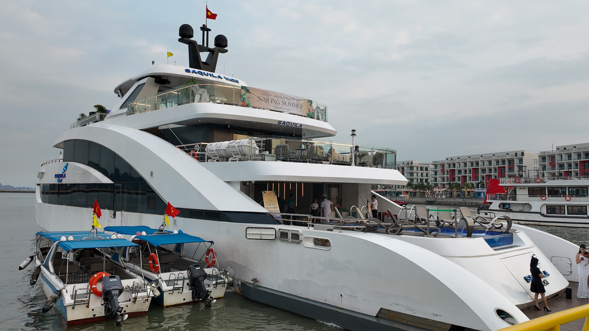 鬧中取靜的下龍灣新玩法!Saquila Yacht下龍灣夜遊船的 Fine Dining 晚宴,另有 DJ 甲板煙火派對 - 第1張圖 鬧中取靜的下龍灣新玩法!Saquila Yacht下龍灣夜遊船的 Fine Dining 晚宴,另有 DJ 甲板煙火派對