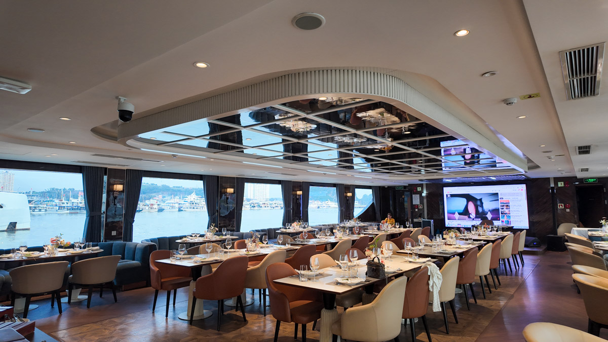 鬧中取靜的下龍灣新玩法!Saquila Yacht下龍灣夜遊船的 Fine Dining 晚宴,另有 DJ 甲板煙火派對 - 第12張圖 鬧中取靜的下龍灣新玩法!Saquila Yacht下龍灣夜遊船的 Fine Dining 晚宴,另有 DJ 甲板煙火派對