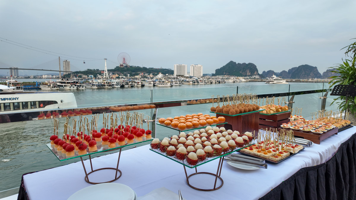 鬧中取靜的下龍灣新玩法!Saquila Yacht下龍灣夜遊船的 Fine Dining 晚宴,另有 DJ 甲板煙火派對 - 第13張圖 鬧中取靜的下龍灣新玩法!Saquila Yacht下龍灣夜遊船的 Fine Dining 晚宴,另有 DJ 甲板煙火派對