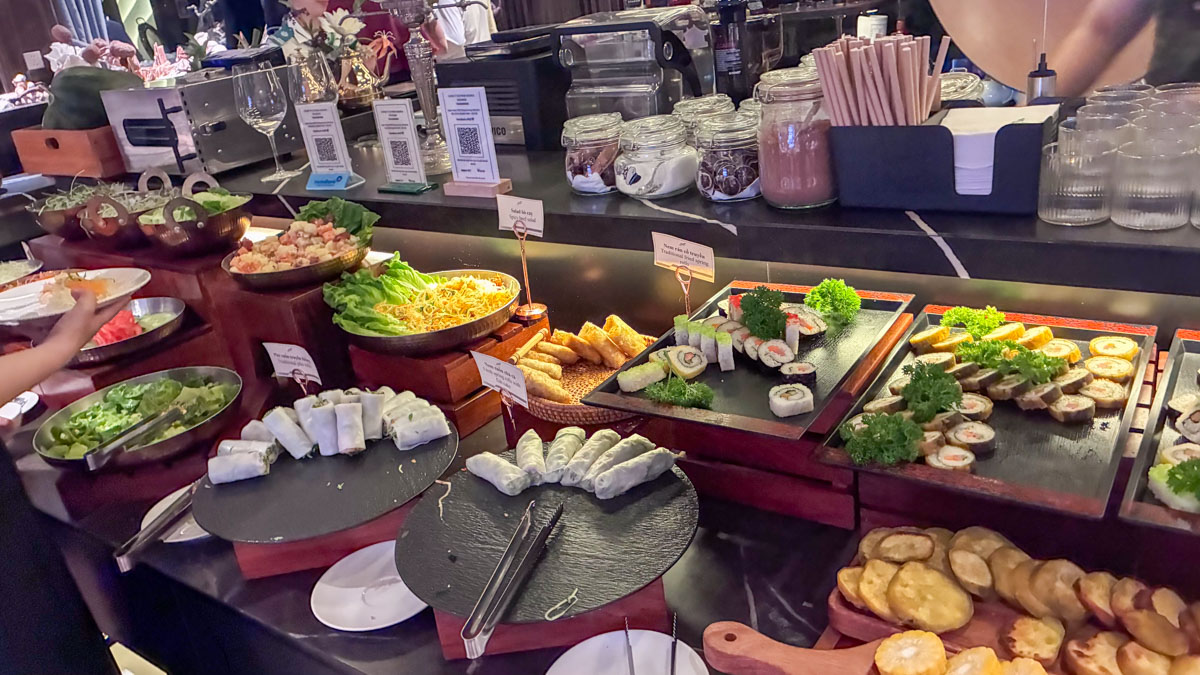 鬧中取靜的下龍灣新玩法!Saquila Yacht下龍灣夜遊船的 Fine Dining 晚宴,另有 DJ 甲板煙火派對 - 第6張圖 鬧中取靜的下龍灣新玩法!Saquila Yacht下龍灣夜遊船的 Fine Dining 晚宴,另有 DJ 甲板煙火派對