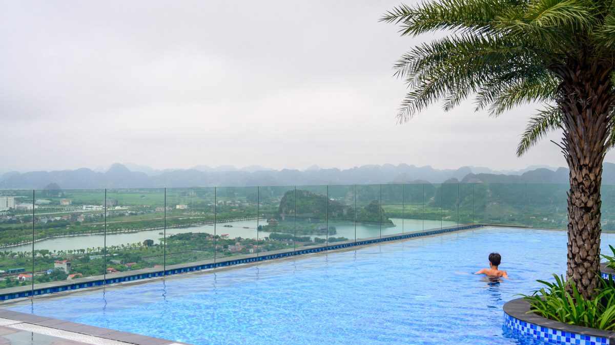 推開落地窗就是陸龍灣!寧平首間五星飯店 Pullman Ninh Binh 景觀套房及28樓無邊際泳池的山水畫視野 - 第4張圖 推開落地窗就是陸龍灣!寧平首間五星飯店 Pullman Ninh Binh 景觀套房及28樓無邊際泳池的山水畫視野