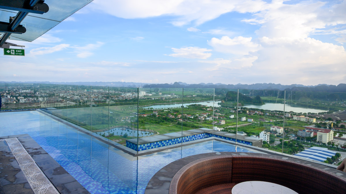 推開落地窗就是陸龍灣!寧平首間五星飯店 Pullman Ninh Binh 景觀套房及28樓無邊際泳池的山水畫視野 - 第1張圖 推開落地窗就是陸龍灣!寧平首間五星飯店 Pullman Ninh Binh 景觀套房及28樓無邊際泳池的山水畫視野
