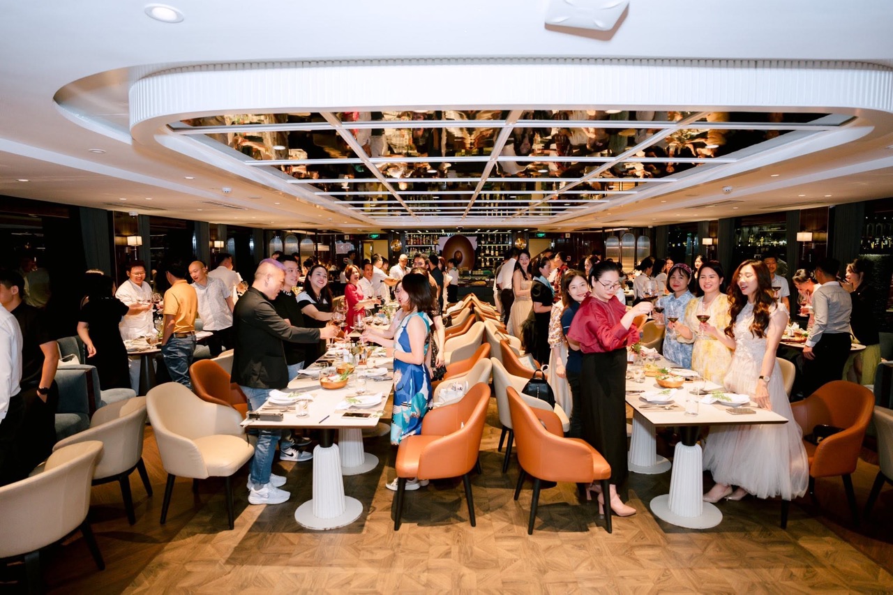鬧中取靜的下龍灣新玩法!Saquila Yacht下龍灣夜遊船的 Fine Dining 晚宴,另有 DJ 甲板煙火派對 - 第14張圖 鬧中取靜的下龍灣新玩法!Saquila Yacht下龍灣夜遊船的 Fine Dining 晚宴,另有 DJ 甲板煙火派對
